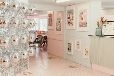 Accueil de l'établissement et Salle de restaurant