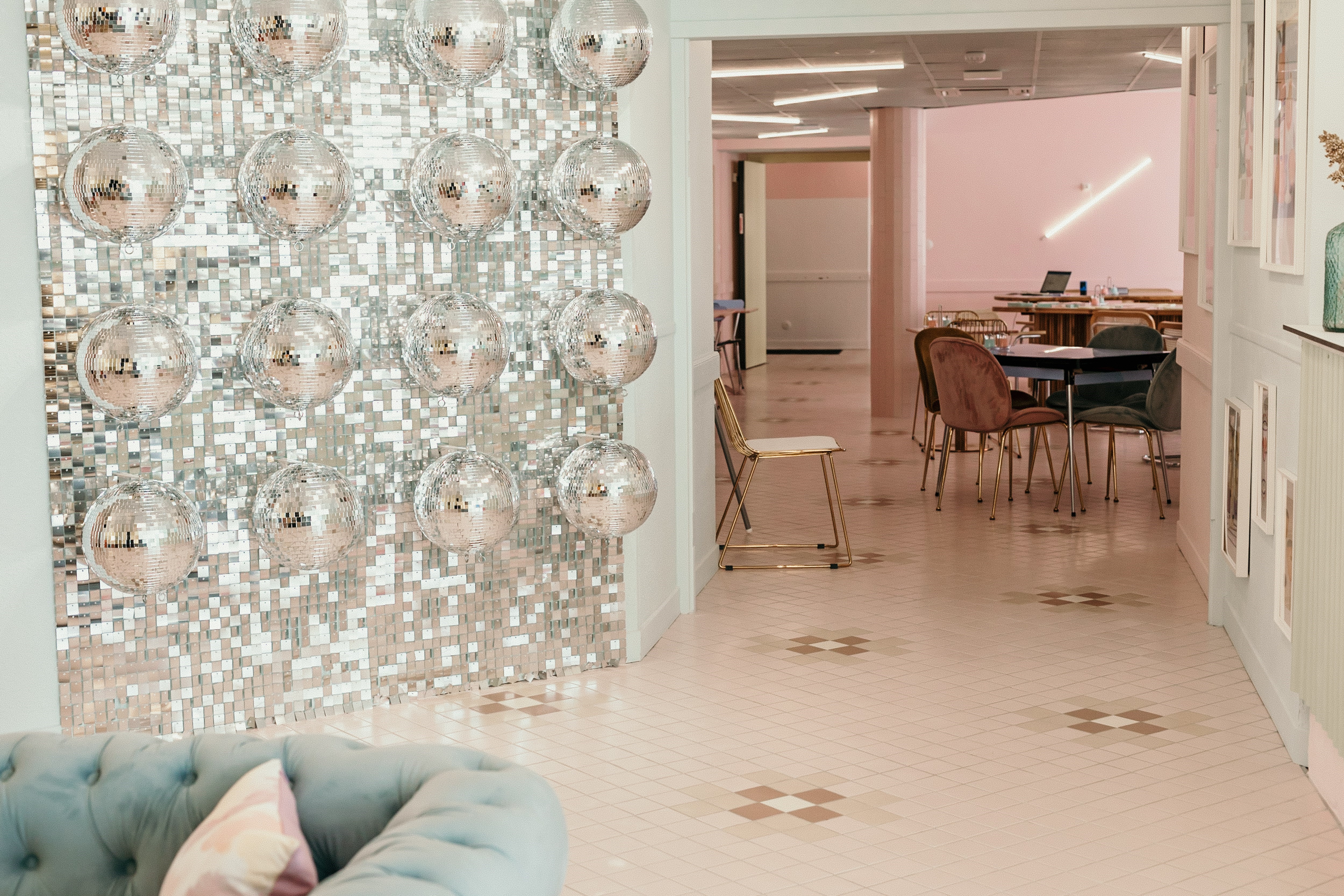 Salle de restaurant et mur de boules à facettes