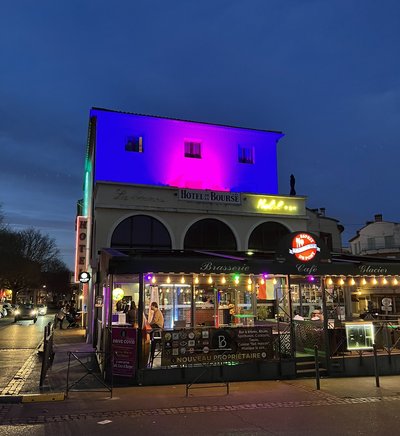 Vue sur la bâtisse en soirée