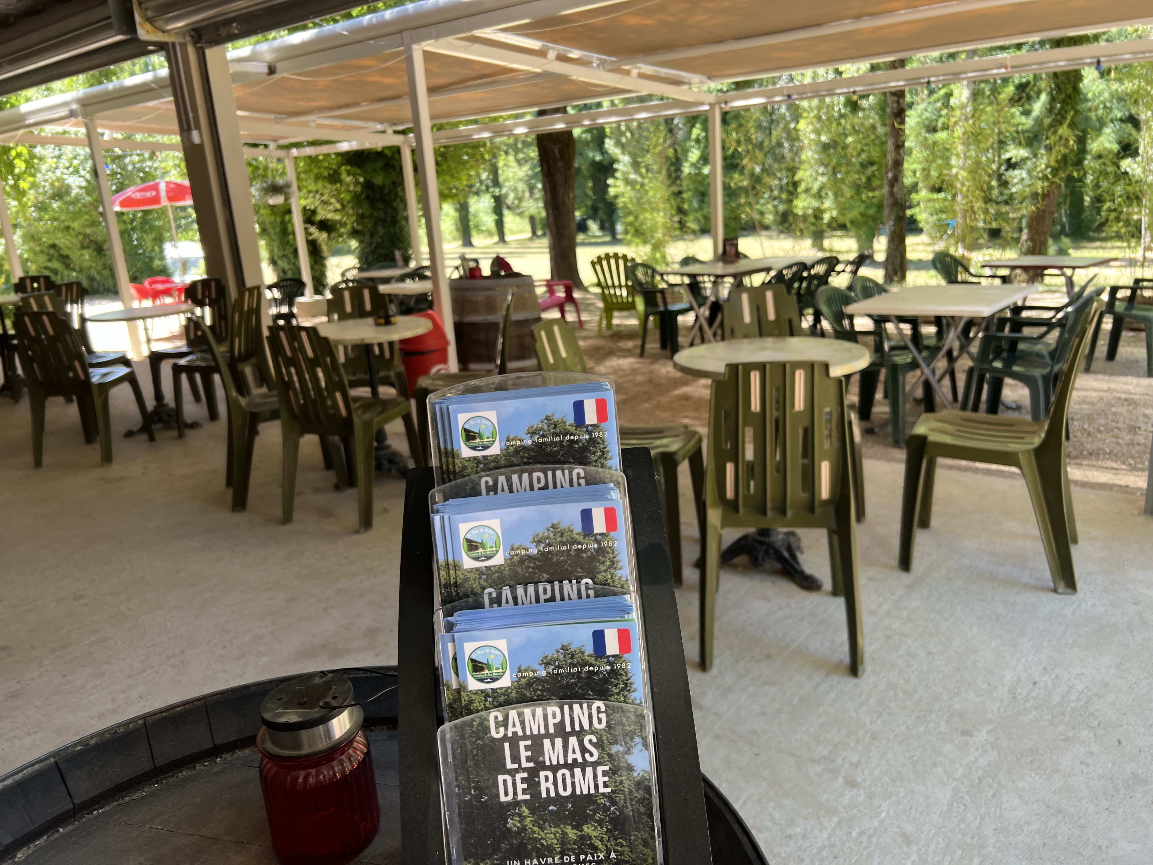 Terrasse ombragée avec la documentation