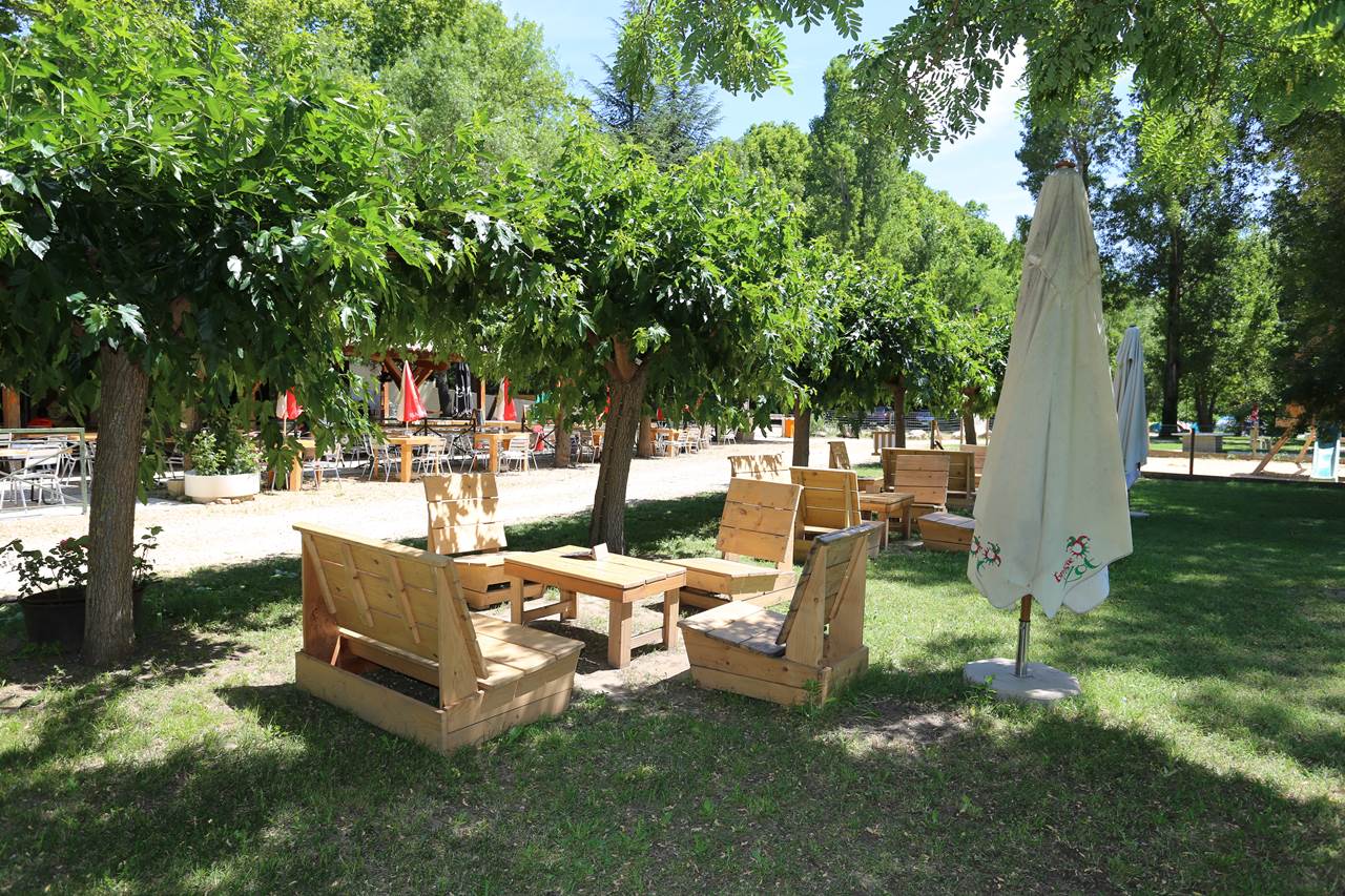 Espace détente ombragée avec salon de jardin