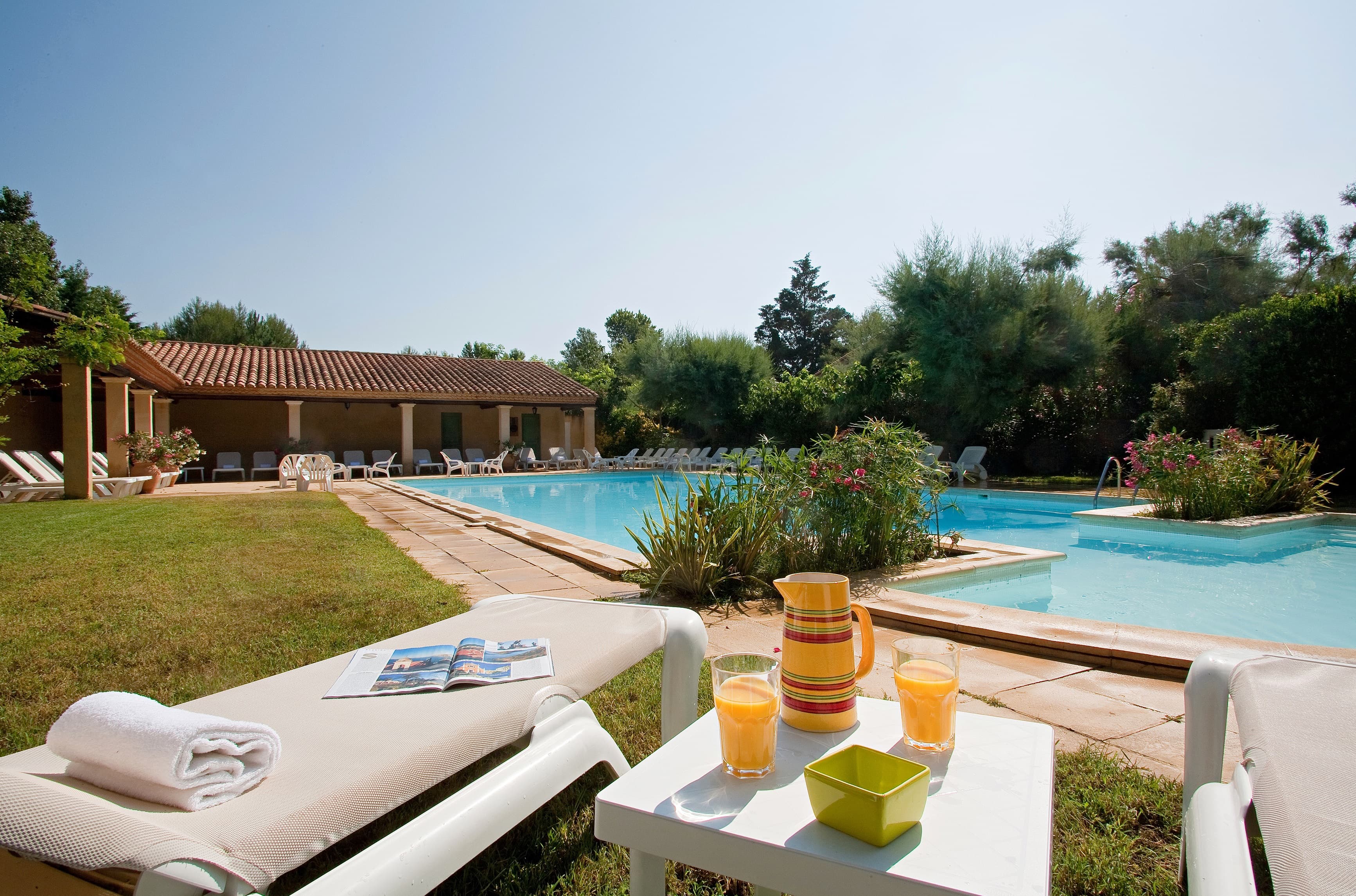 transat au bord de la piscine - Le mas des sables