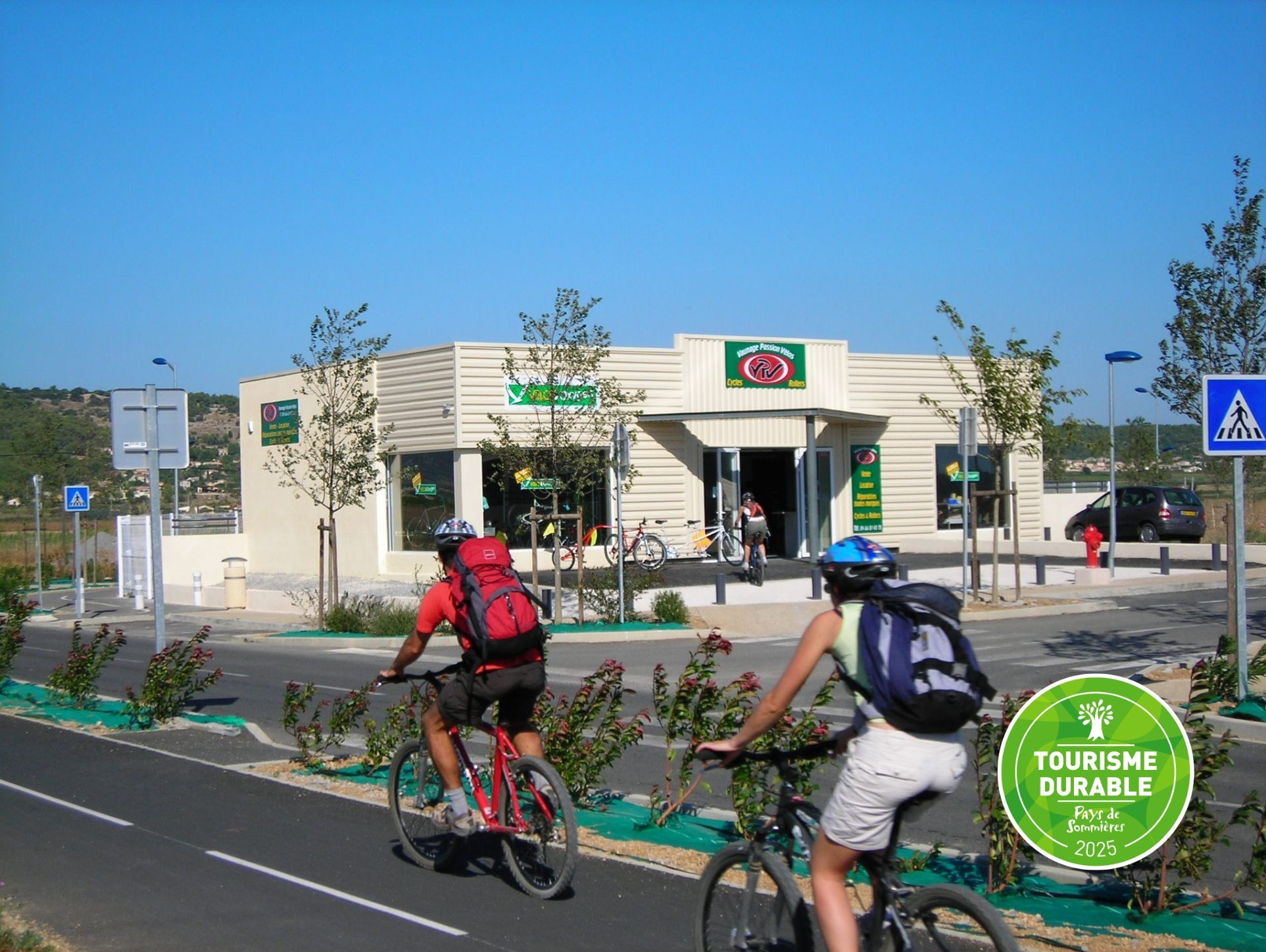 Vélo devant magasin - tourisme durable