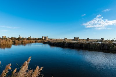 Remparts d'Aigues-Mortes depuis l'étang de la ville