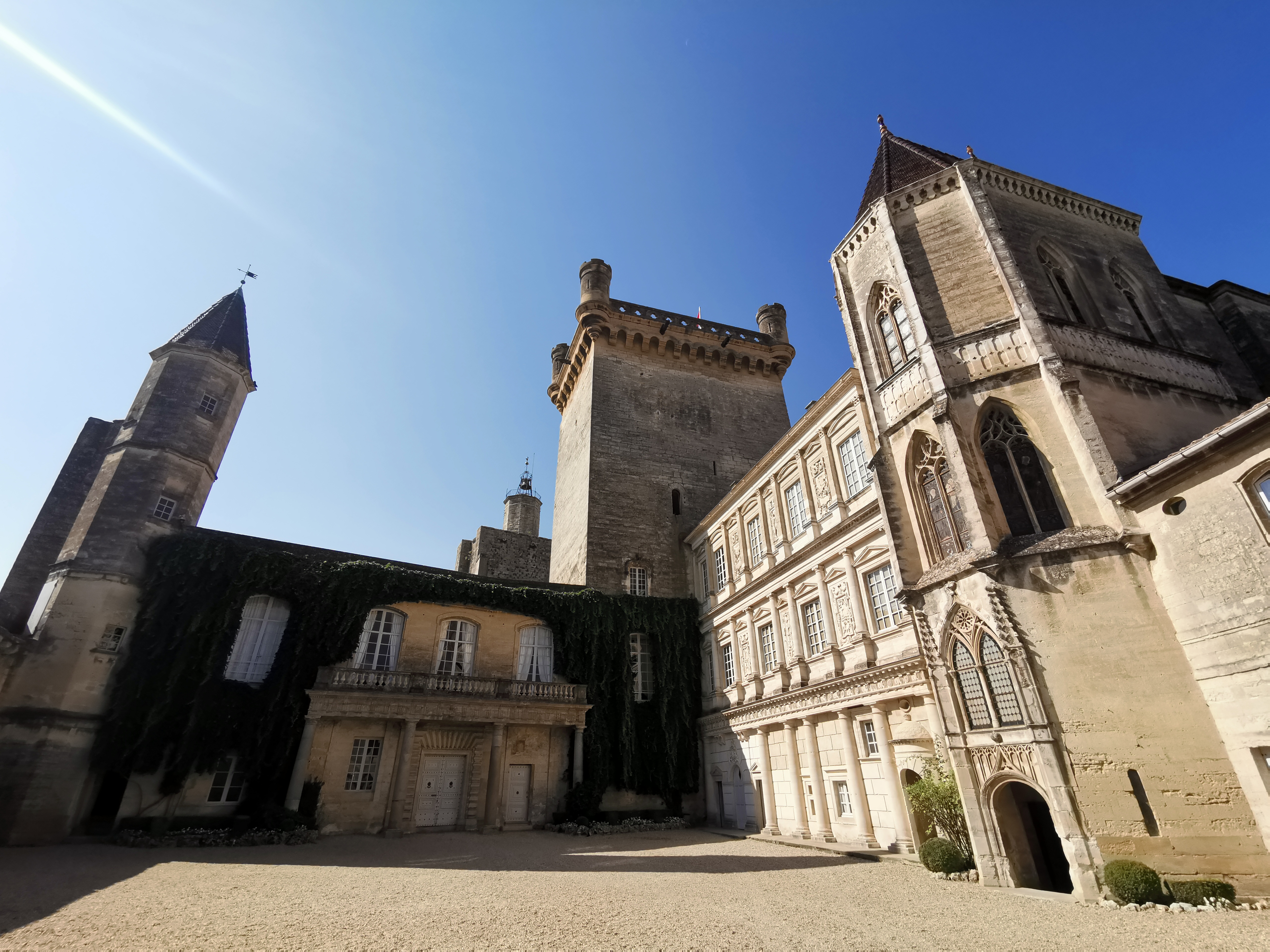 Façade Renaissance, Tour Bermonde, chapelle gothique et Tour de la Vicomté