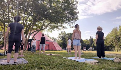 Séance de yoga sur le site de Villeneuve en Scène_Villeneuve-lez-Avignon