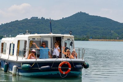 bateau black bee boating