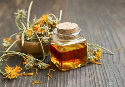 Préparations naturelles obtenues par infusion de fleurs dans de l'huile végétale