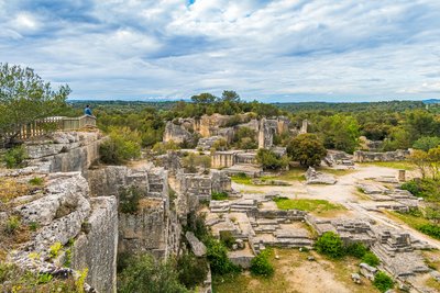 Vue panoramique sur les anciennes carrières de pierre.