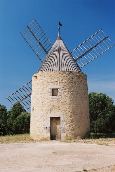 Moulin à vent, sur le plateau de Vénéjan, en état de fonctionnement lors de certains événements