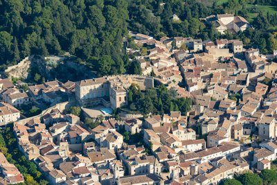 centre historique d'Aramon vue aérienne