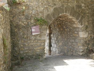 Lussan, porte des Pauses