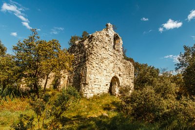 Vestiges de la chapelle dans la garrigue